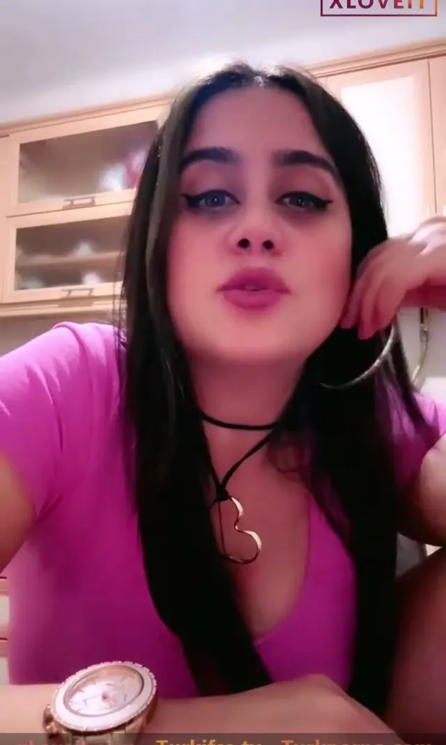 Ayşe Elbi — Ayşe Elbi ifşa Milf hatunun geç saatlerdeki yayınını seyret · sahne 2