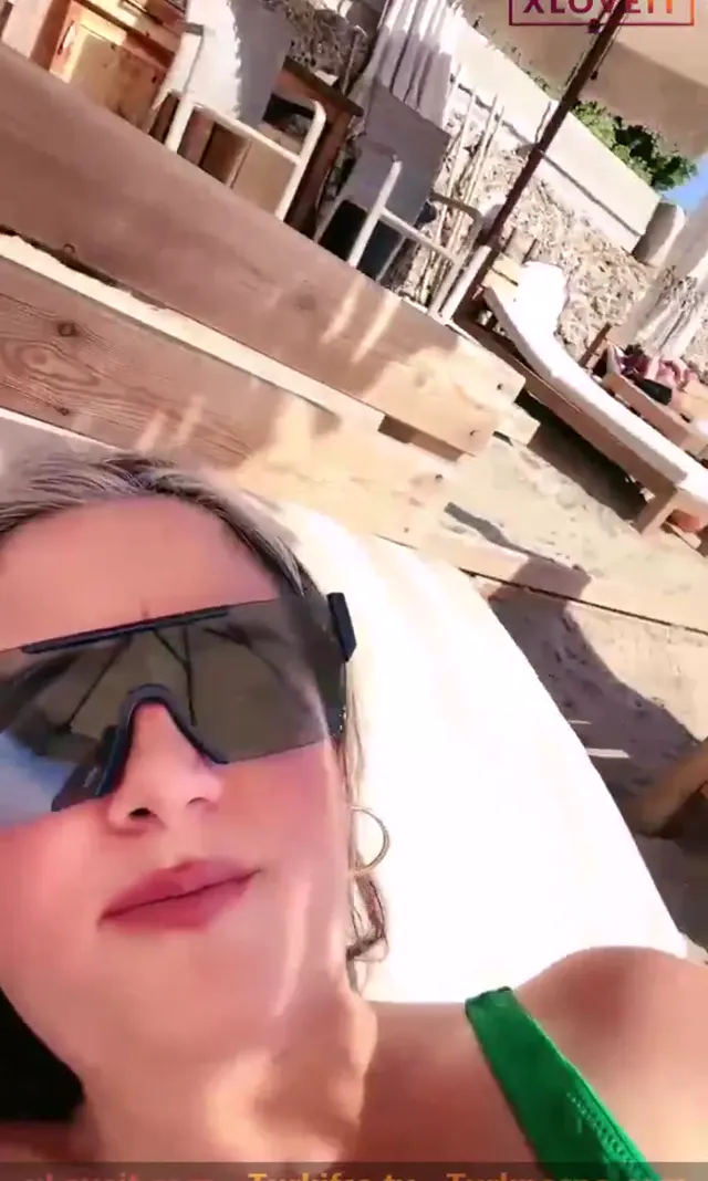 Ayşe Elbi ifşa Yazın plajda bikiniyle güneşlendi — Ayşe Elbi — Canlı Yayınlar · sahne 1