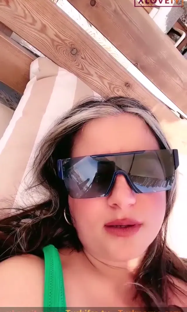 Ayşe Elbi ifşa Yazın plajda bikiniyle güneşlendi — Ayşe Elbi — Canlı Yayınlar · sahne 3