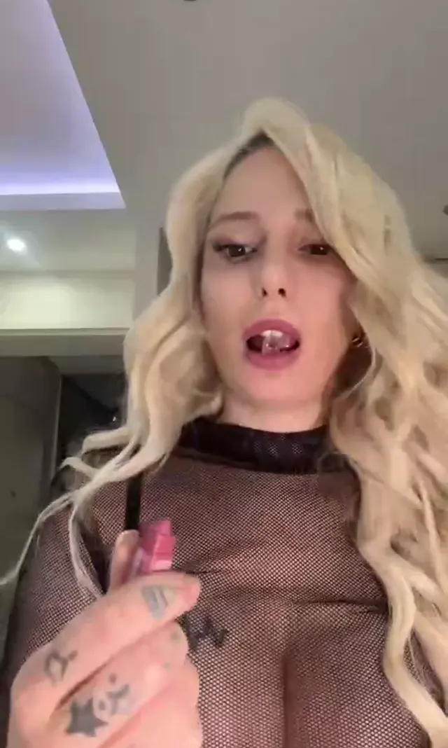 Merve Sanay — Merve Sanay ifşa Seksi sarışın canlı yayında · sahne 2