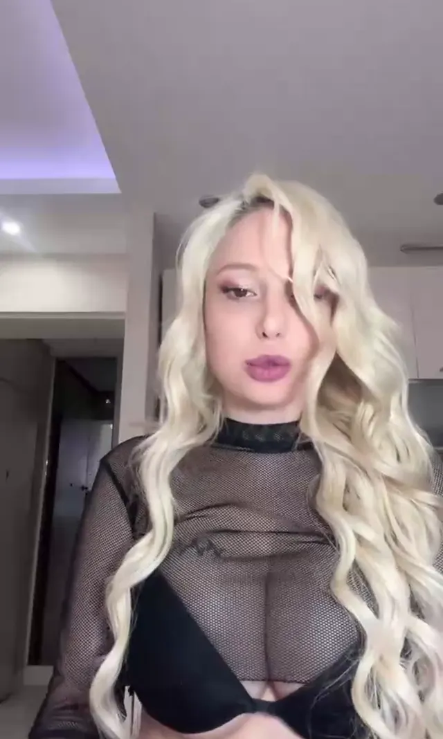 Merve Sanay — Merve Sanay ifşa Seksi sarışın canlı yayında · sahne 3