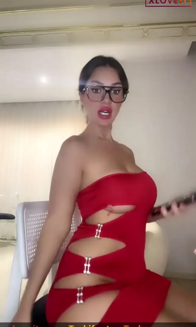 Tango Duru — Duru ifşa koca kalçalarla twerk · sahne 1