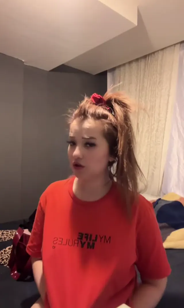 Ecrin Dilek Gökçe — Ecrin Dilek Gökçe ifşa Canı sıkılınca Tango yayını açtı · sahne 1