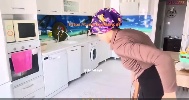Esma ile Her Telden — Esma İle Her Telden ifşa nude Youtube katıl Part 1 seyret · sahne 1