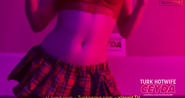 Hotwife Ceyda ifşa Liseli etekli — Hotwife Ceyda — Türk ifşa · sahne 1