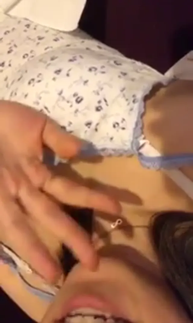 Karısının nasıl sakso çektiğini herkese izletti — Amatör Porno · sahne 1