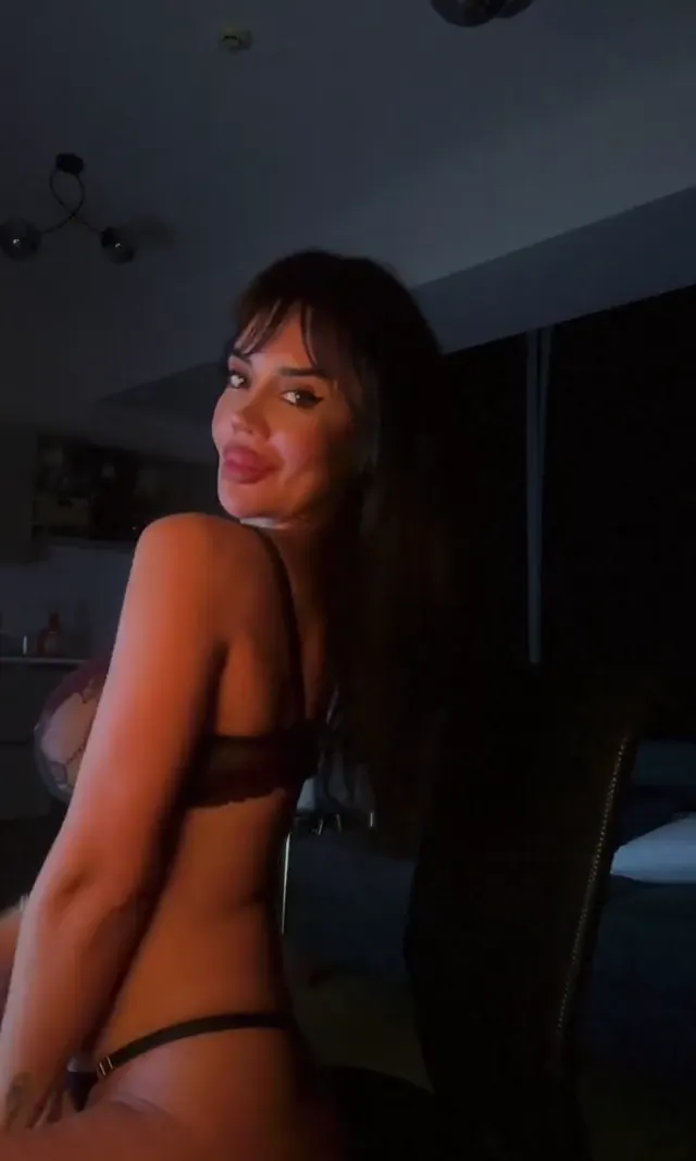 Melek Özçağan — Melek Özçağan ifşa Sexy hatundan yayın videosu seyret · sahne 2