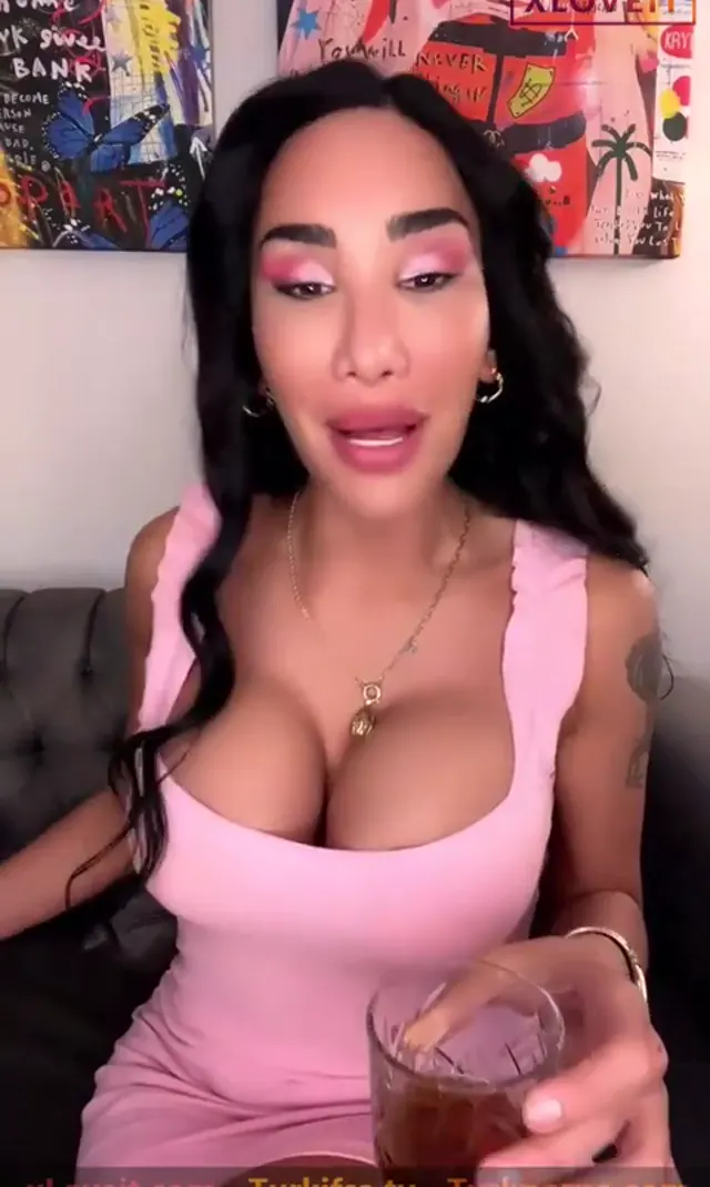 Mika Slowana — Mika Slowana ifşa Normal canlı yayın videosu seyret · sahne 2