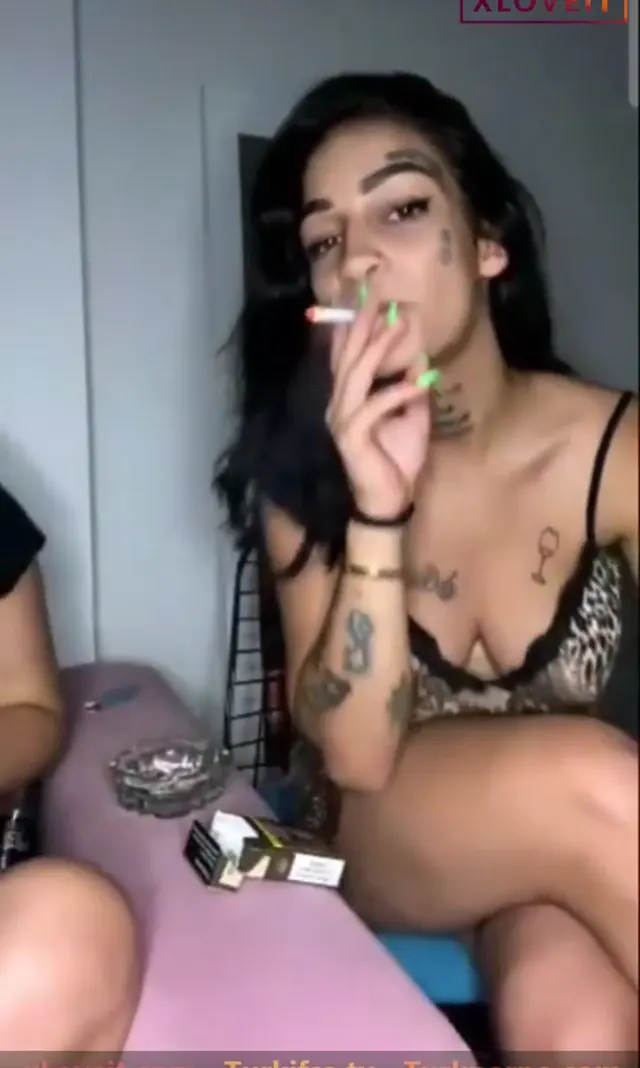 Naz Elbir ifşa Esmer dövmeli kankasıyla yayın yaptı — Naz Elbir — Canlı Yayınlar · sahne 2