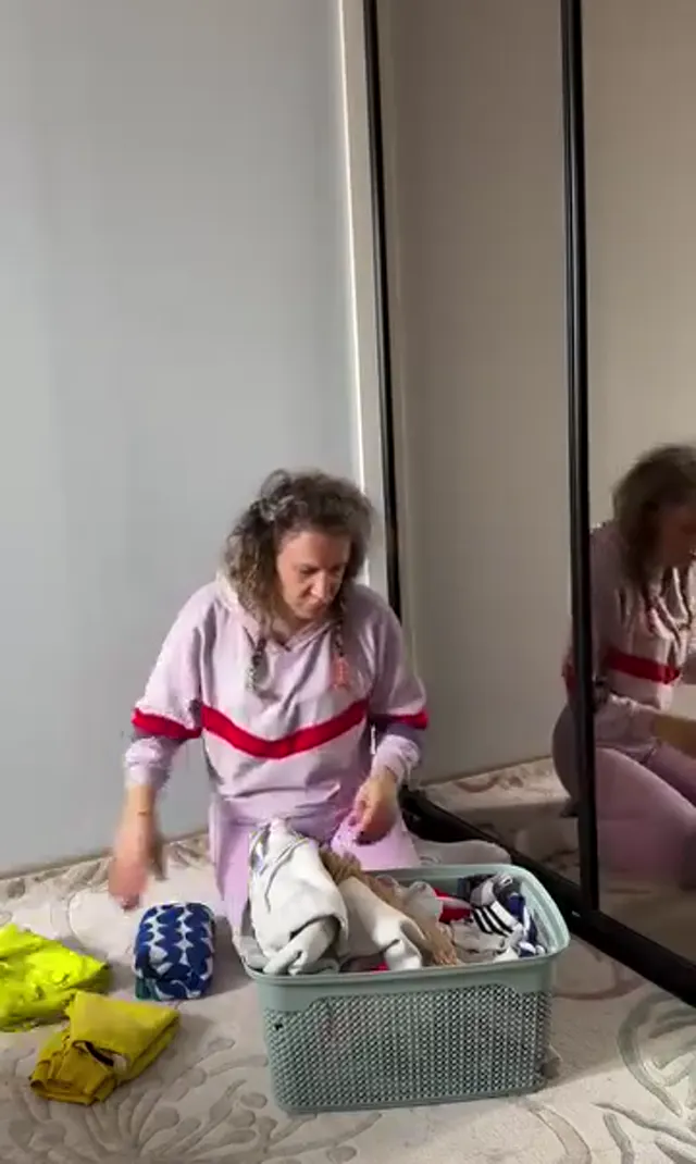 Özlem Aksu — Özlem Aksu ifşa Makineden çıkan çamaşırları ayırdı · sahne 1