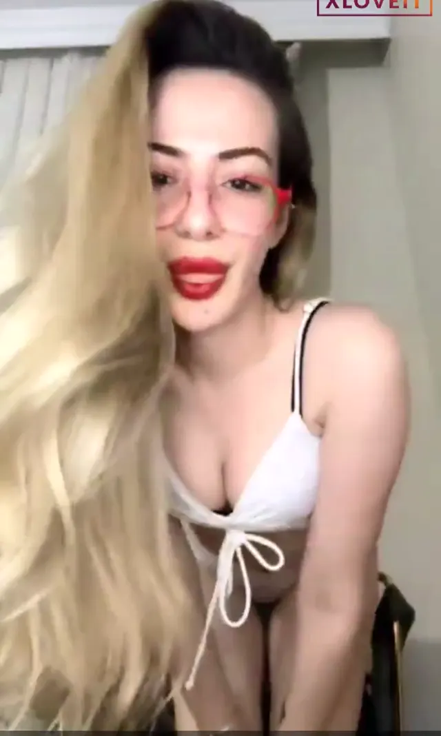 Öznur Güven nude Seksi götlü Türk kızı — Öznur Güven — Canlı Yayınlar · sahne 2