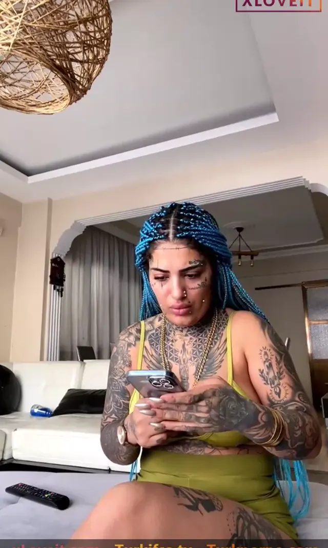 Raperin Yılmaz ifşa Eve erkek gelince yayını kapadı — Raperin Yılmaz — Canlı Yayınlar · sahne 1