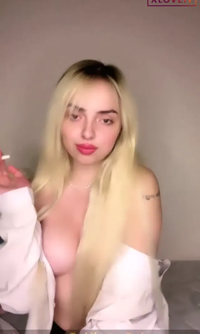 Tango Ebru — Tango Ebru ifşa Sarışın kızdan meme show · sahne 1
