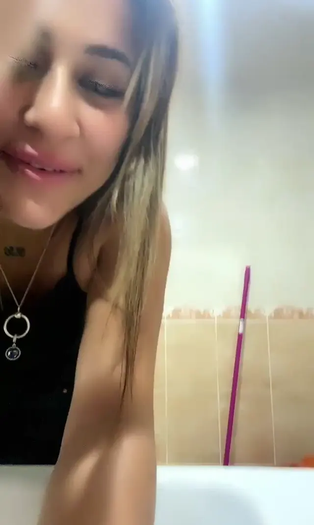 Tango irina ifşa Banyoya geçip parmaklarını yaladı — Tango irina — Canlı Yayınlar · sahne 2