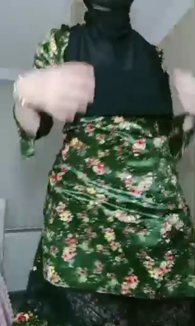 Tango Boncuk ifşa Uzun elbisesiyle yayında çalkaladı — Türbanlı Boncuk — Canlı Yayınlar · sahne 1