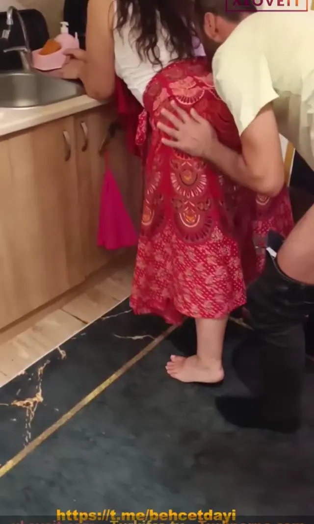 Azra — Türbanlı Porno Azra kocasının yanında ağzına boşalttı · sahne 2