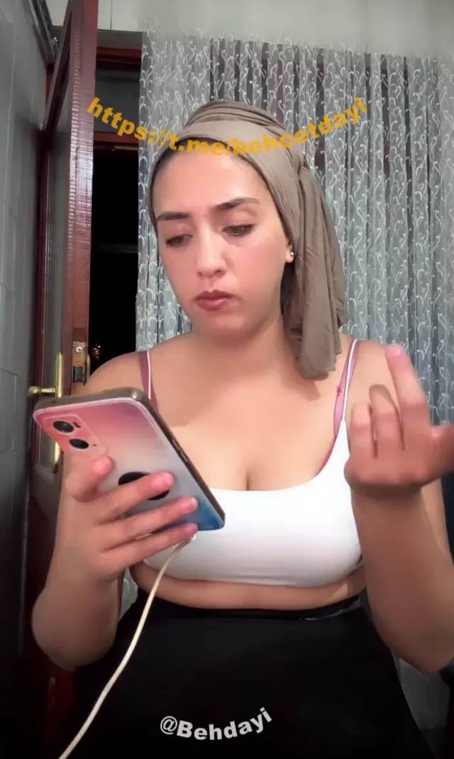 Türbanlı Yağmur — Türbanlı Yağmur ifşa Külotlu çoraplı kalça show yaptı · sahne 3