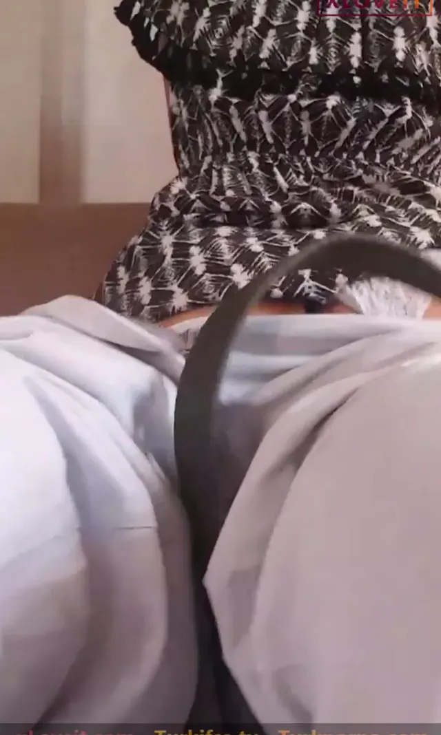 Türk Porno kucakta kocaman yarrağı içine almaya çalıştı — Amatör Porno · sahne 1