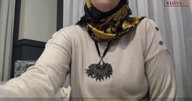 xprensesx — Xprensesx ifşa Türbanlı Milf amcığının derinliklerini gösterdi · sahne 1