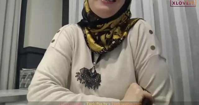 xprensesx — Xprensesx ifşa Türbanlı Milf amcığının derinliklerini gösterdi · sahne 3