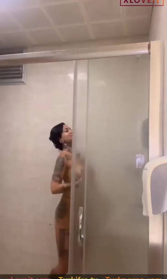 Yağmur Şimşek ifşa nude Duşta suyun altına girdi çıktı — Yağmur Şimşek — Türk ifşa · sahne 2