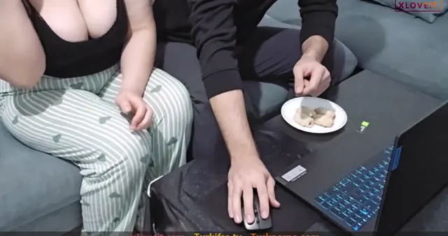 Bilgisayara format atması için çağırdığı arkadaşına sikildi — Mehtap Soykan — Amatör Porno · sahne 1