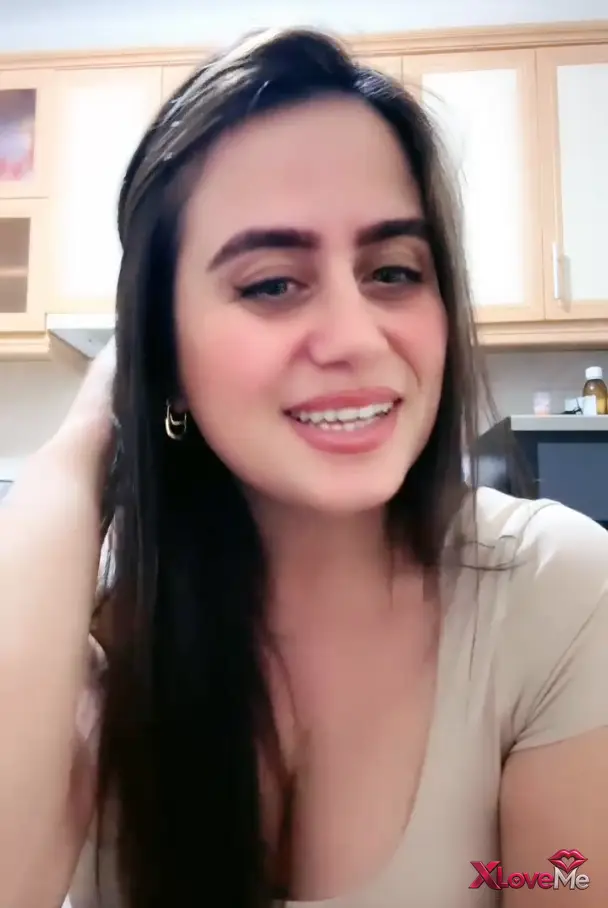 Ayşe Elbi ifşa Milf büyük memeleriyle yayında — Ayşe Elbi