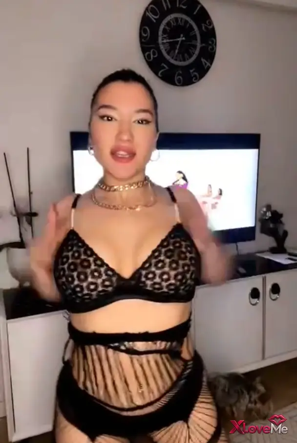 Reklamsız Porno — Burcu Yıldız ifşa Sexy elbisesiyle twerk show yaptı — Burcu Yıldız