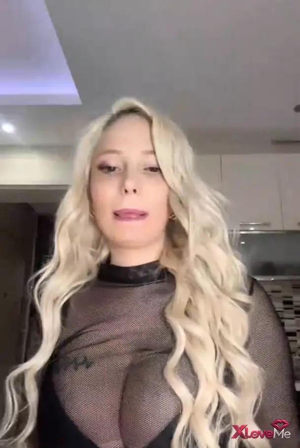 Merve Sanay ifşa Seksi sarışın canlı yayında — Merve Sanay