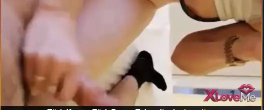 Olgun Porno — Elinde yarak telefonla konuşuyor