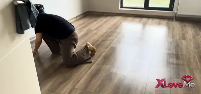 Hizmetçi Porno — Fatma ile her telden ifşa Yeni evinin camlarını sildi — Fatma ile Her Telden