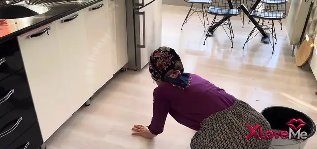 Hizmetçi Porno — Fatmayla hertelden ifşa Mutfağın yerlerini sildi — Fatma ile Her Telden