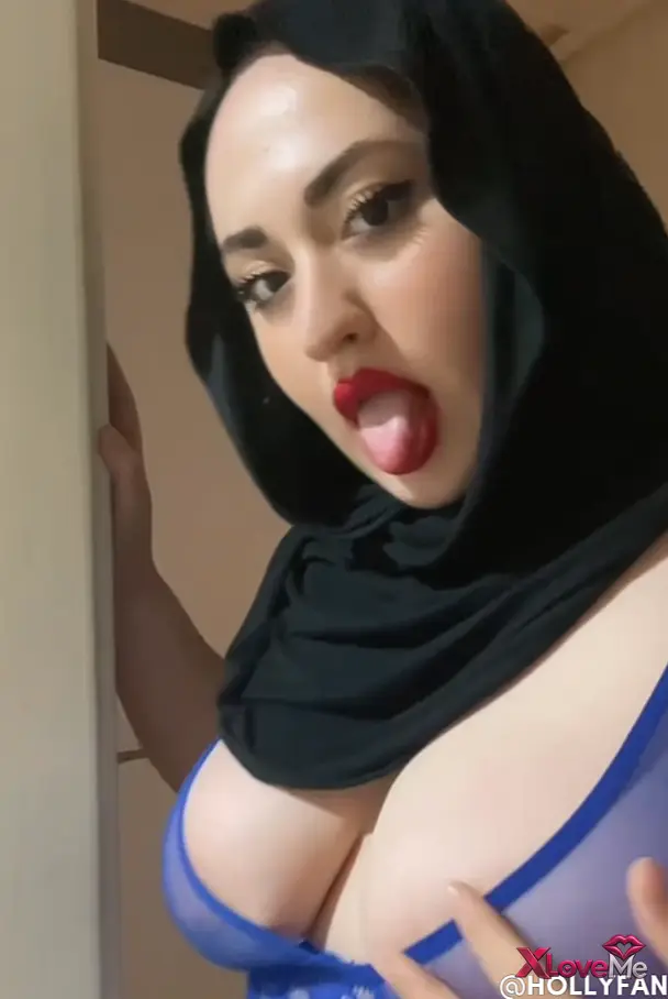 Hazal Kılınç ifşa Türbanlı orospu gecelikle kuryeye kapı açtı — Hazal Kılınç
