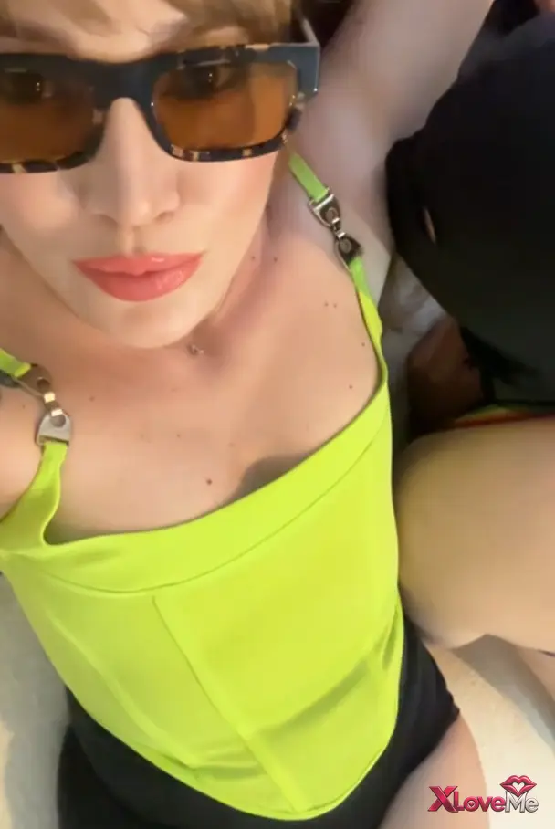 Sahibe Porno — Koltuk altı fetiş Mistress Merve kölesine koltukaltı yalattı — Mistress Merve