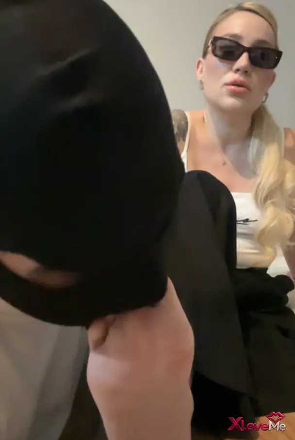 Sahibe Porno — Mistress Merve ifşa Kölesi ayak parmaklarına muamele yaptı — Mistress Merve