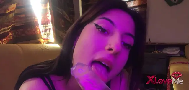 Nadeleine ifşa Klasikleşen hüpleterek dildo yalama — Nadeleine