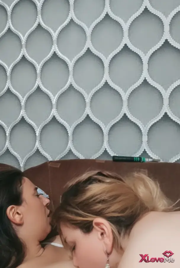 Sevişme Porno — Olgun Lezbiyen Sarı Kız sevgilisiyle nude yayında