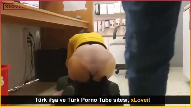 Konulu Porno — Parası denkleşmeyen müşteri masaaltı yapıyor