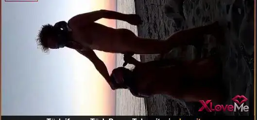 Olgun Porno — Sahilde gün batımına karşı sakso sex