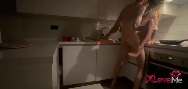 Shawty Porno film Mutfakta tezgahın üstünde sikişti — Shawty