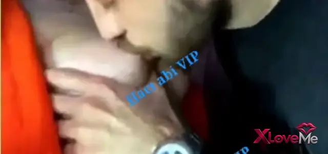 Amatör Porno — Sevişme Porno Sinsirella sakso çekip memelerini yalattı — Sevişme