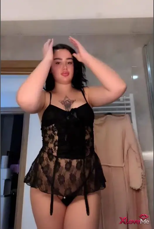 Tango Yayınları — Tango Bal Dudak ifşa Banyoda vücudunu sergiledi — Tango Bal Dudak
