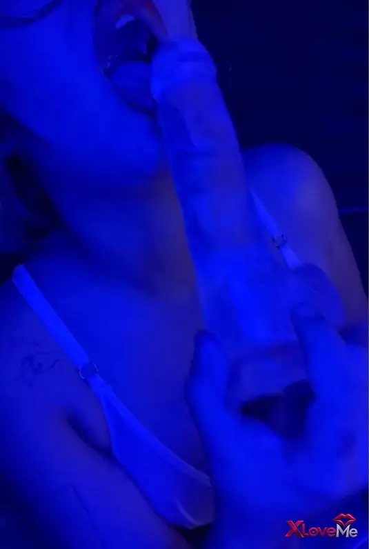 Tango Doa ifşa Loş ışıkta jartiyerli dildo sapladı — Tango Doa