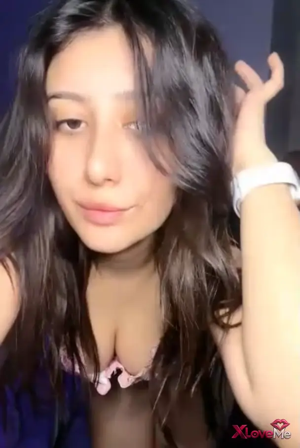 Tango Lilya ifşa Canlı yayında yeni iç çamaşırlarını sergiledi — Tango Lilya