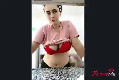 Tesettürlü — Türbanlı ev hanımı akşama yemek hazırlıyor