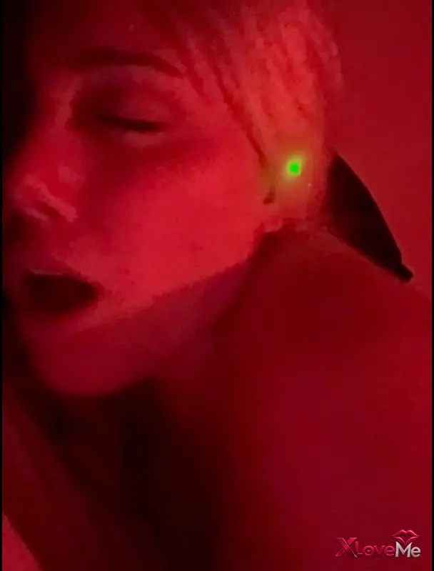 Kısa Porno — Türk Escort Alisya loş odada sikilirken kamerayı açtı