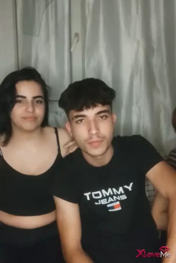 Yakıcı Kız ifşa 2 kız 1 keko canlı yayında — Yakıcı kız