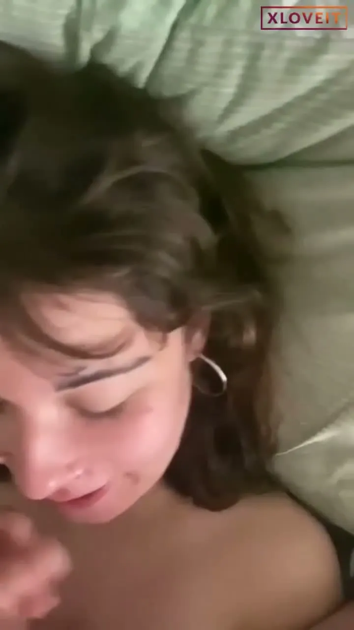 Güzel Porno Genç kızın ellerini bağlayıp gırtlağına kökledi — Mobil Porno
