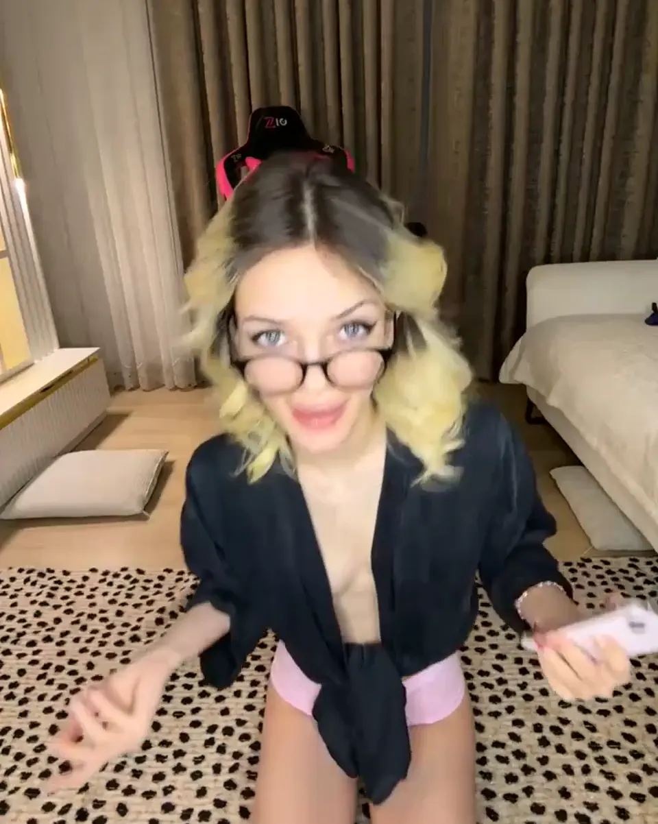 Hande Arden ifşa Memeler fora kankasıyla yayında — Tango Arden — Canlı Yayınlar
