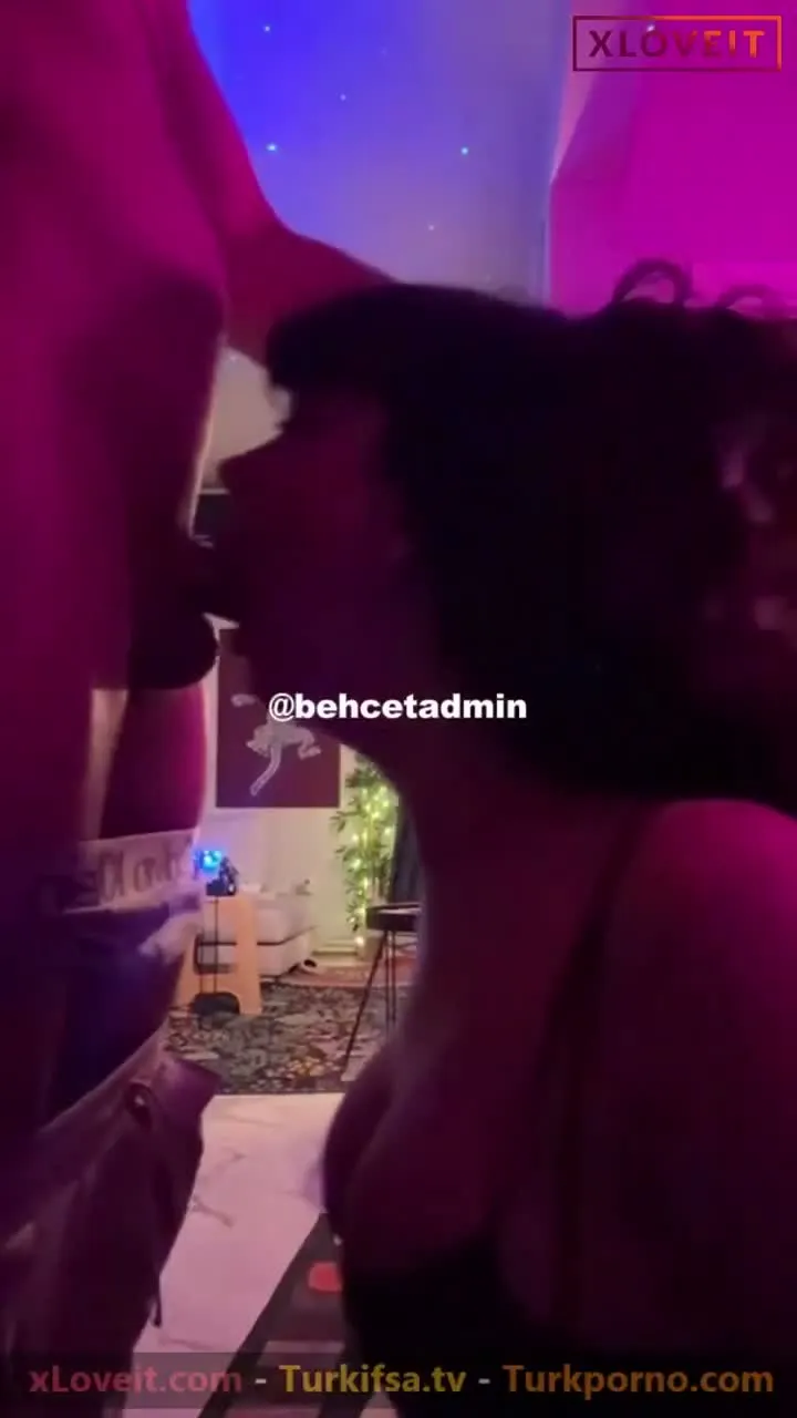 Kusturmalı Sakso Feryal dalgayı gırtlağına kadar aldı — Amatör Porno